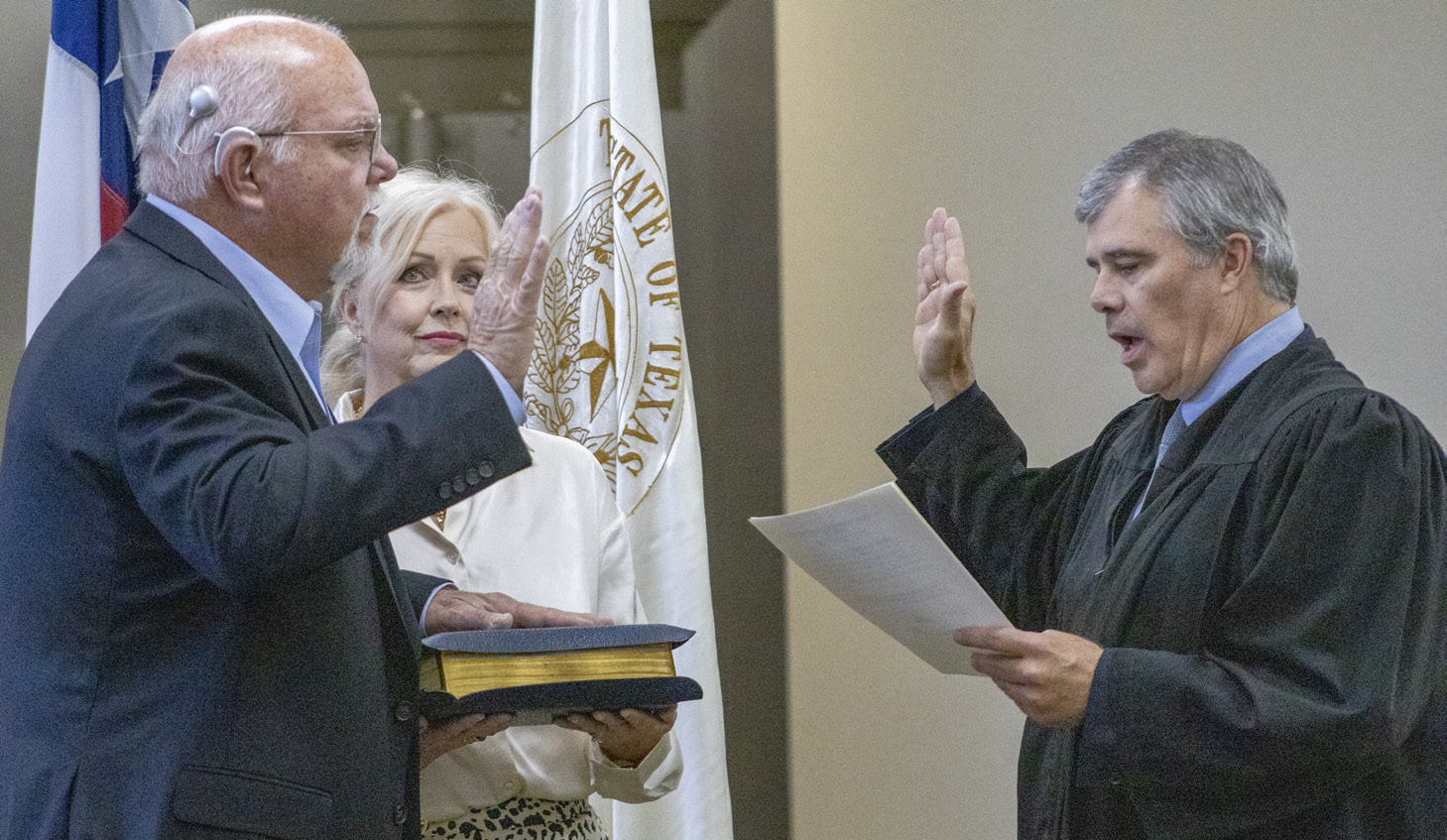 Rob Erwin takes his oath of office for interim County Judge, administred by Judge Trent Farrell on Tuesday afternoon at the Coryell County Commmissiners Courtroom in Gatesville. He replaced Roger Miller, who resigned Sept. 14. Gatesville Messenger | Ally Hinkle