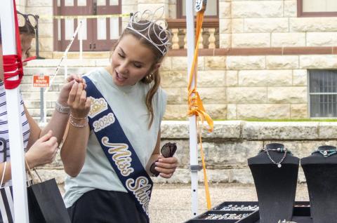 Miss Shivaree 2026 Bailey Wolff (center) and other attendees look at jewelry during the 52nd annual Shivaree event on June 6. The Gatesville Messenger/Ally Hinkle